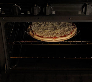 Pizza, pizza dough, cooking pizza, pizza stone, saving energy, saving money, olive oil, pre-heat, sustainable living, distilled water, save energy, saving energy, bon appetit, efficient pizza, pizza ovens